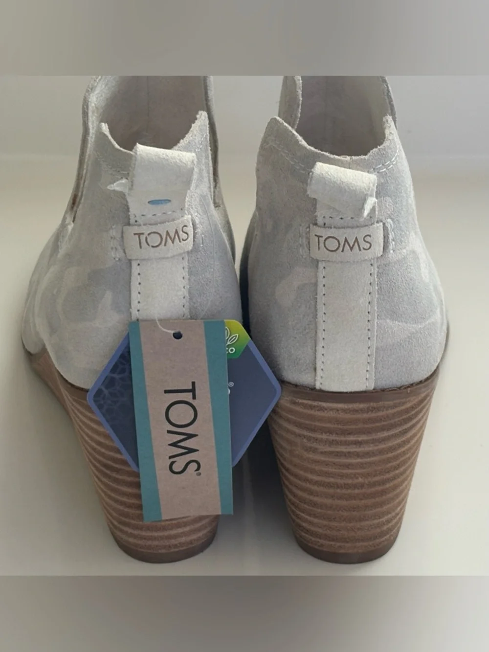 NWT TOMS Women's Kallie Egret Light Gray  Camo Printed Suede Wedge Booties Sz 8